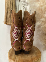 Load image in the gallery viewer,Botas c/polaina em pêlo bordado MOUNTAIN
