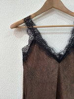 Load image in the gallery viewer,Top acetinado assimétrico c/ renda MAGE
