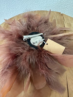 Load image in the gallery viewer,Pregadeira em penas FEATHER
