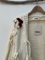 Load image in the gallery viewer,Casaco de malha c/aplicações artesanais CLOVER
