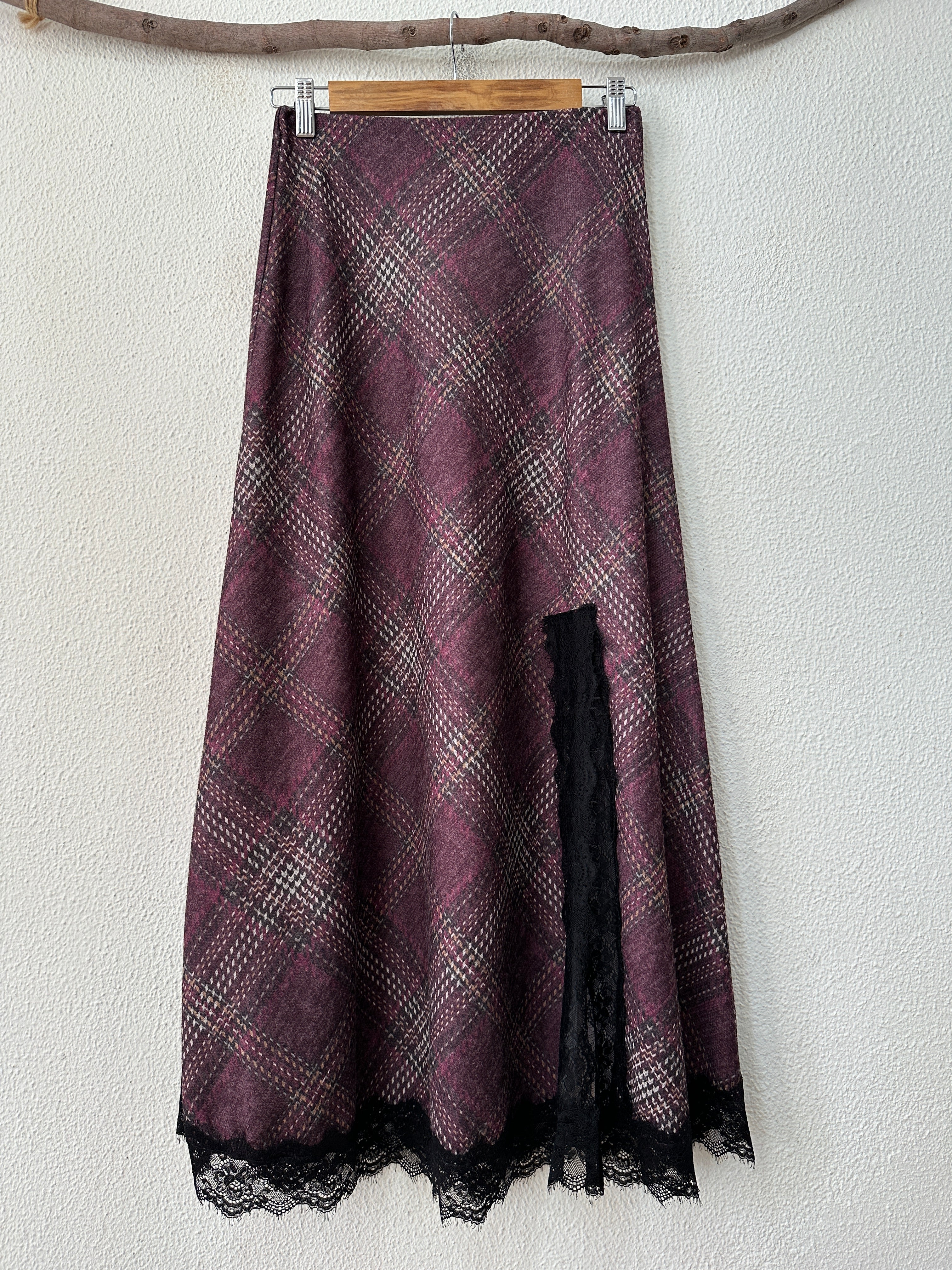 Saia evasê em malha c/ recorte e renda MEREDITH