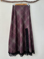 Carregar imagem no visualizador da galeria, Saia evasê em malha c/ recorte e renda MEREDITH
