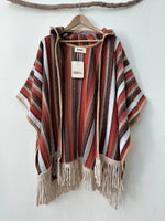 Load image in the gallery viewer,Poncho/capa c/ carapuço e franjas CORA
