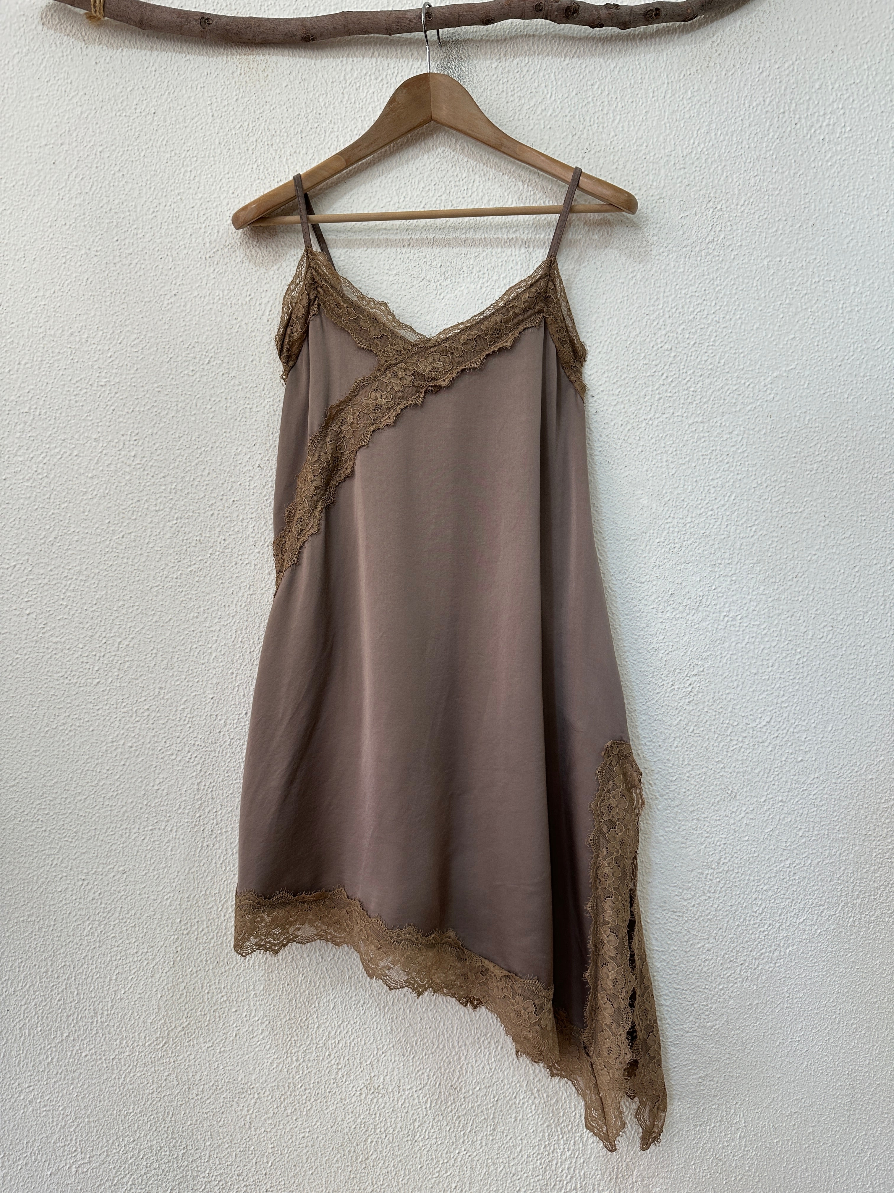 Túnica assimétrica em cetim c/ renda SOPHISTICATED