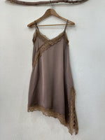 Load image in the gallery viewer,Túnica assimétrica em cetim c/ renda SOPHISTICATED
