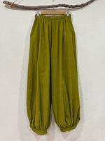 Load image in the gallery viewer,Calças em microbombazina estilo bombacha SPROUT
