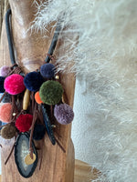 Carregar imagem no visualizador da galeria, Colar curto c/pompons BUBBLY
