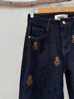 Load image in the gallery viewer,Calças denim bordadas SHILOH
