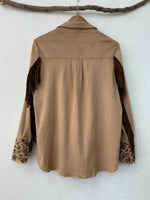Load image in the gallery viewer,Camisa em suede bordada c/franjas MALAWI
