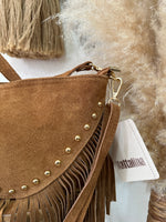 Carregar imagem no visualizador da galeria, Mala em camurça c/tachas e franjas DEBBIE
