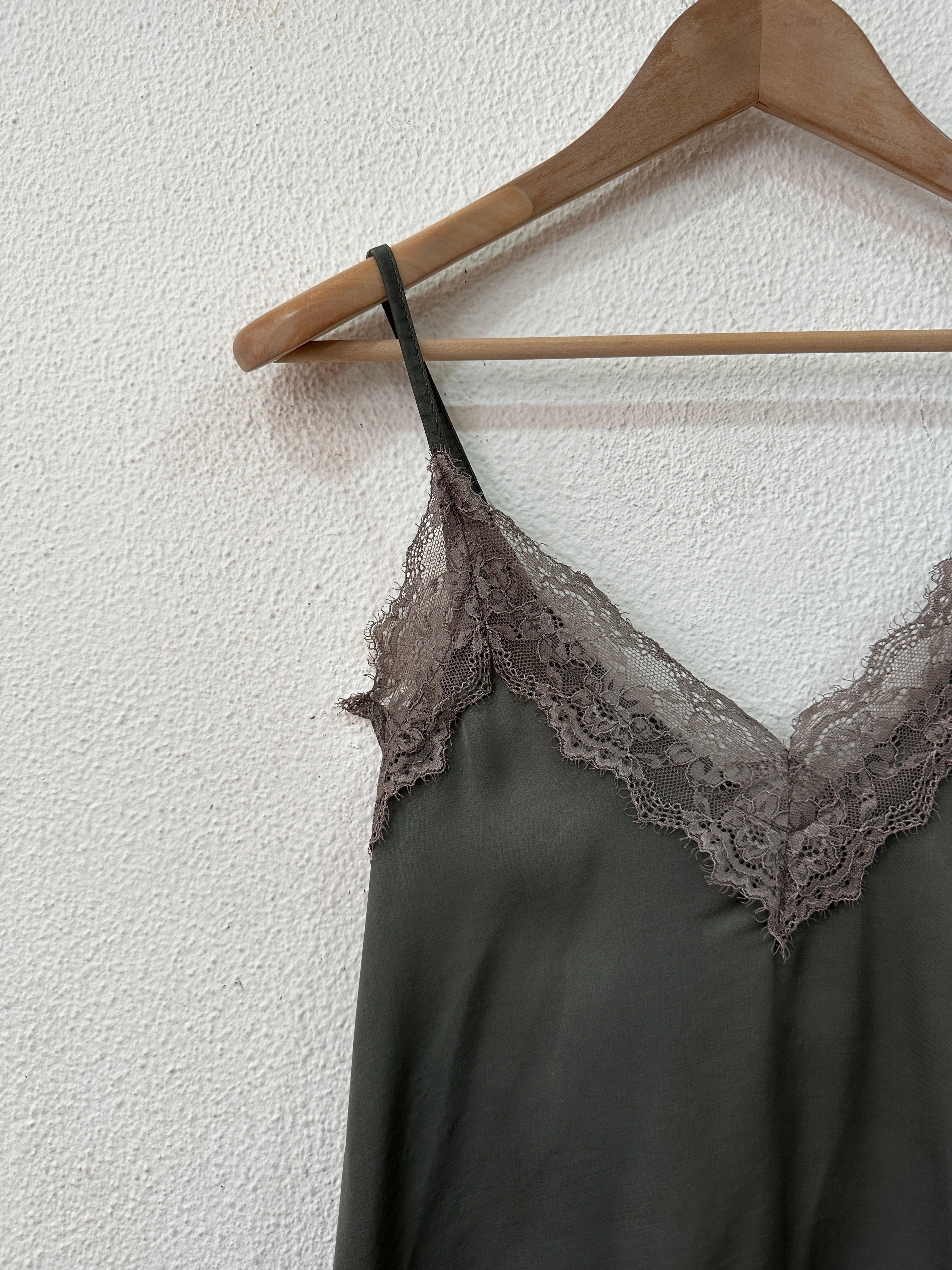 Top de cetim c/ renda SOPHISTICATED