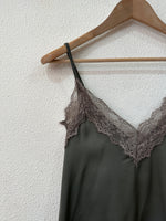 Load image in the gallery viewer,Top de cetim c/ renda SOPHISTICATED
