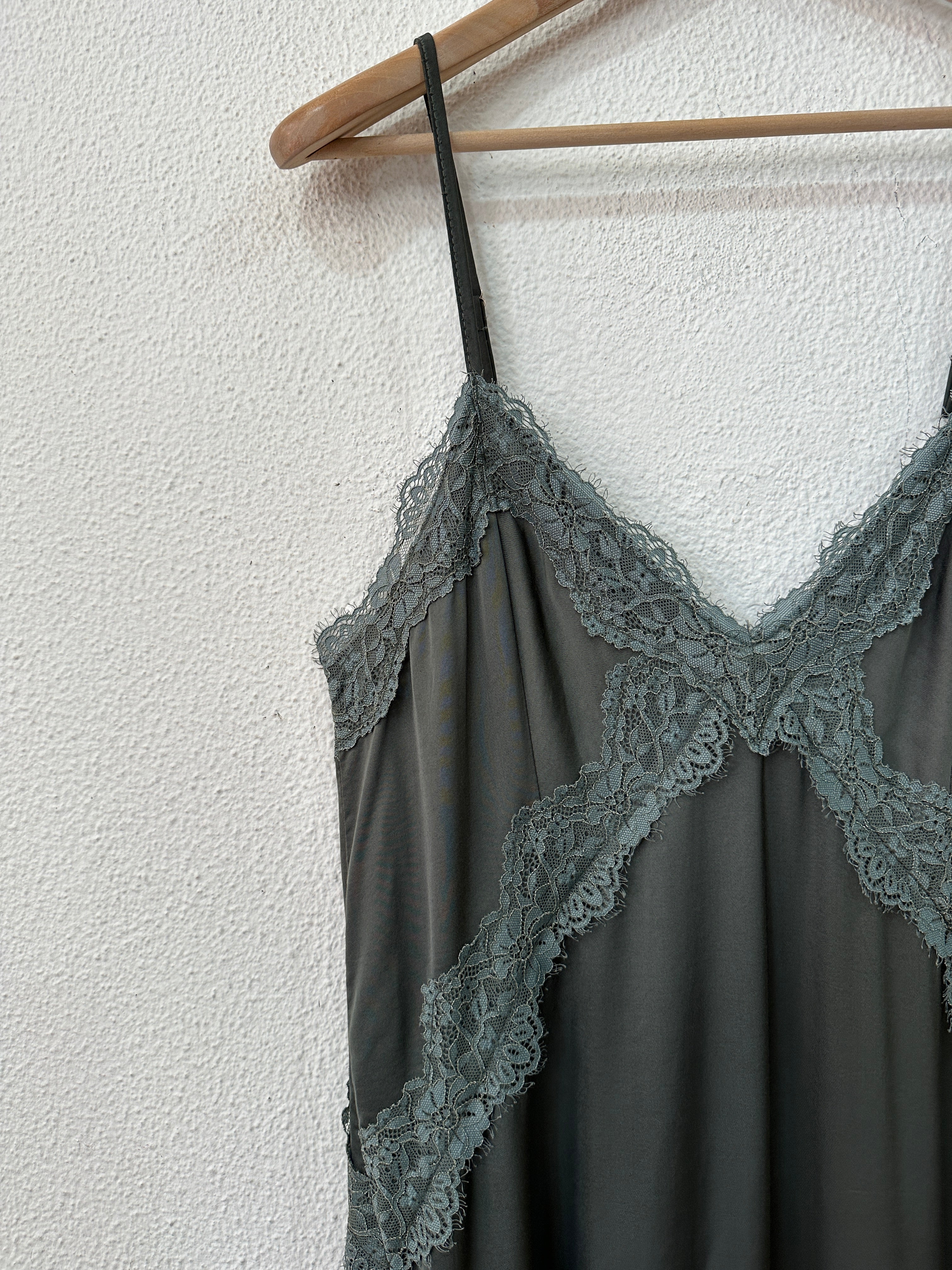 Vestido acetinado c/ renda TENDER