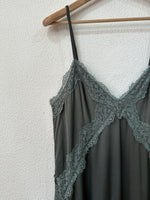 Load image in the gallery viewer,Vestido acetinado c/ renda TENDER
