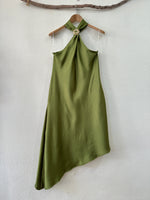 Chargez l'image dans la visionneuse de la galerie,Vestido acetinado c/ decote em halter e acessório HYPNOSIS
