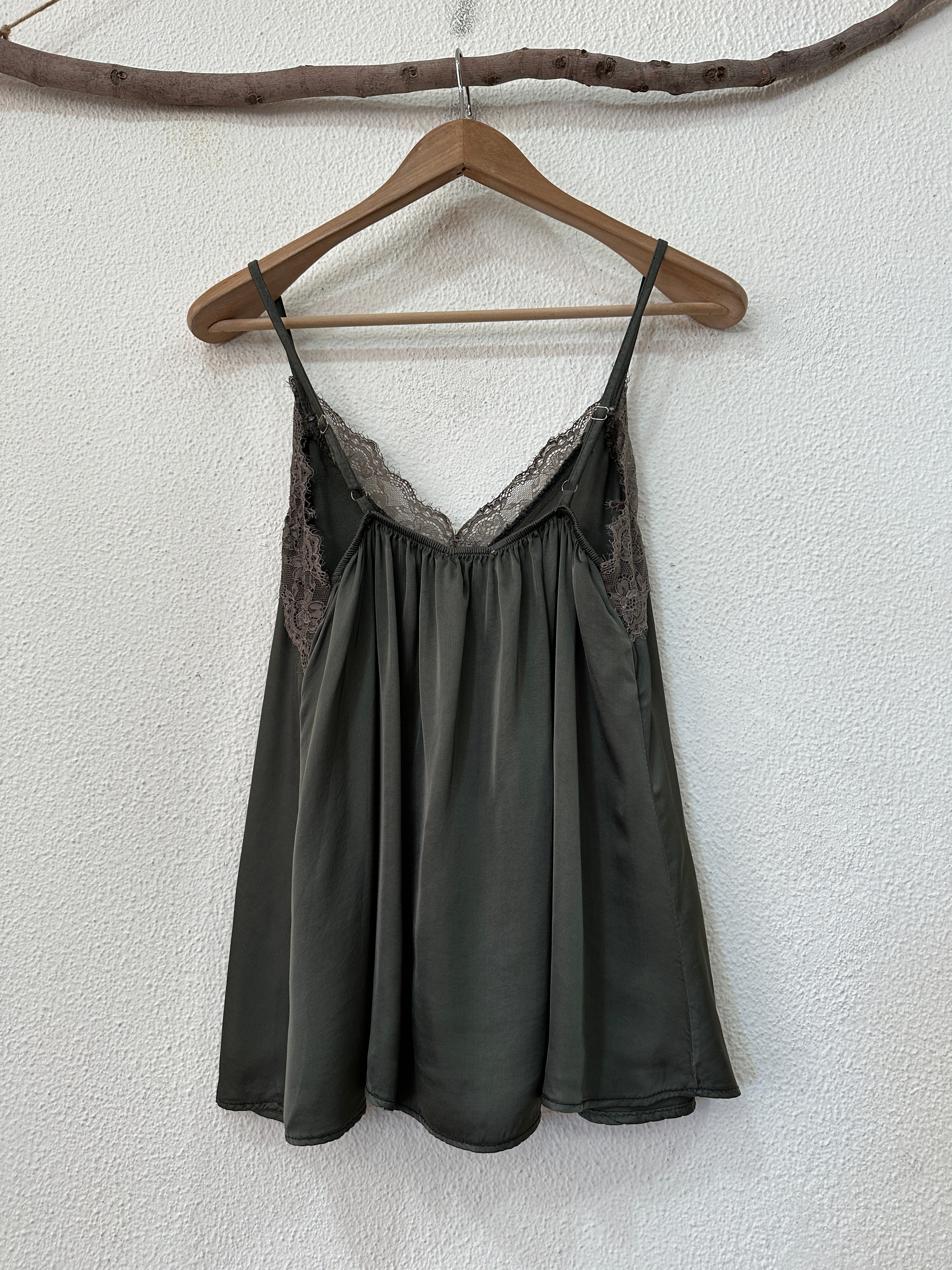 Top de cetim c/ renda SOPHISTICATED