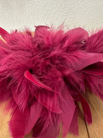 Load image in the gallery viewer,Pregadeira em penas FEATHER
