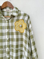 Load image in the gallery viewer,Camisa oversize c/aplicações GUACHE
