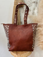 Load image in the gallery viewer,Mala em pele c/tachas SHUKRAM
