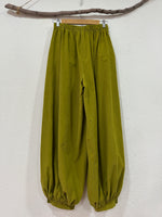 Load image in the gallery viewer,Calças em microbombazina estilo bombacha SPROUT
