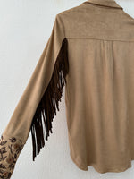 Load image in the gallery viewer,Camisa em suede bordada c/franjas MALAWI
