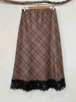 Load image in the gallery viewer,Saia c/ recorte e renda WALES
