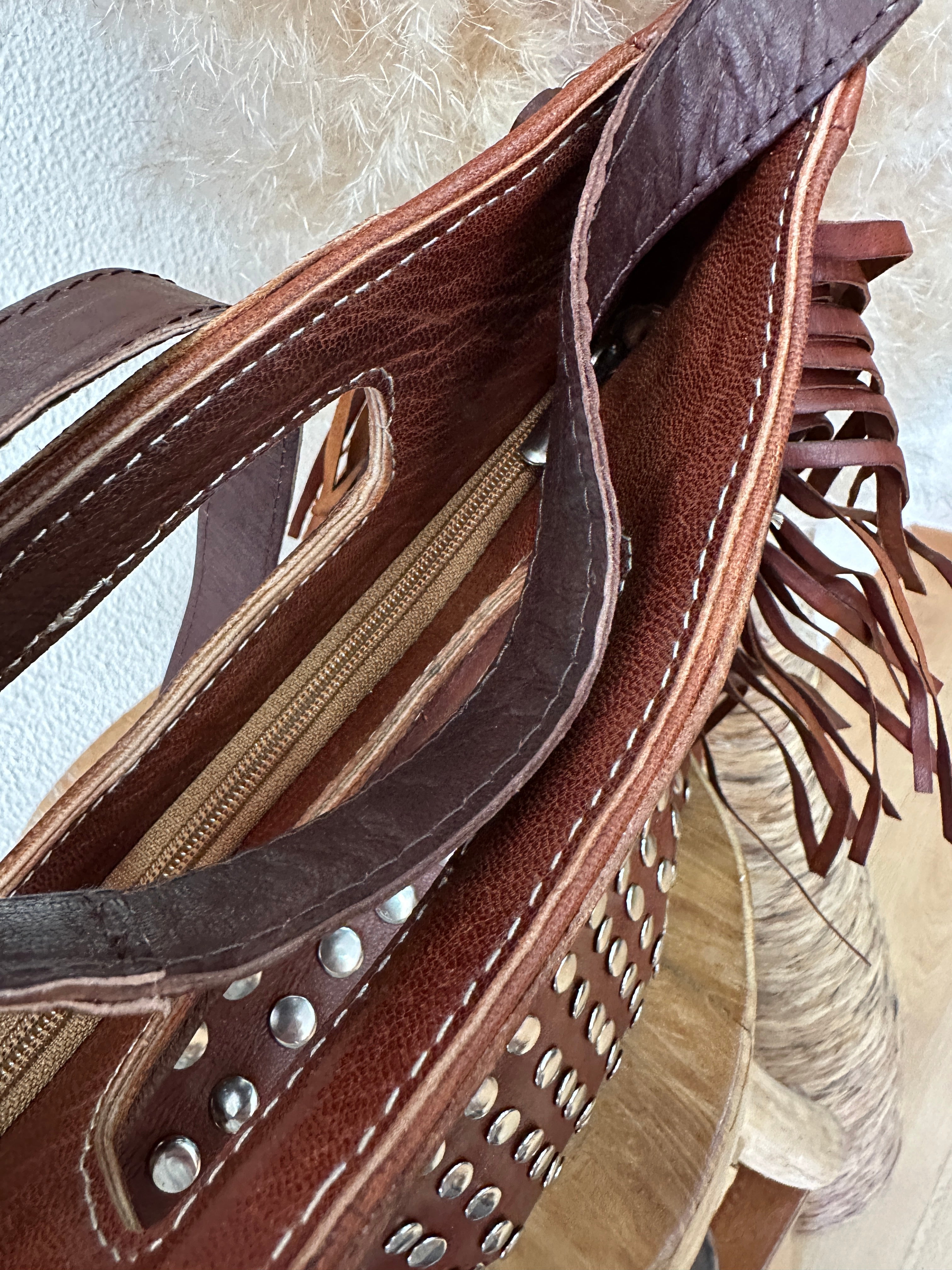 Mala em pele c/ tachas e franjas CAROLINE