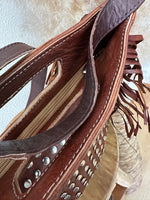 Load image in the gallery viewer,Mala em pele c/ tachas e franjas CAROLINE
