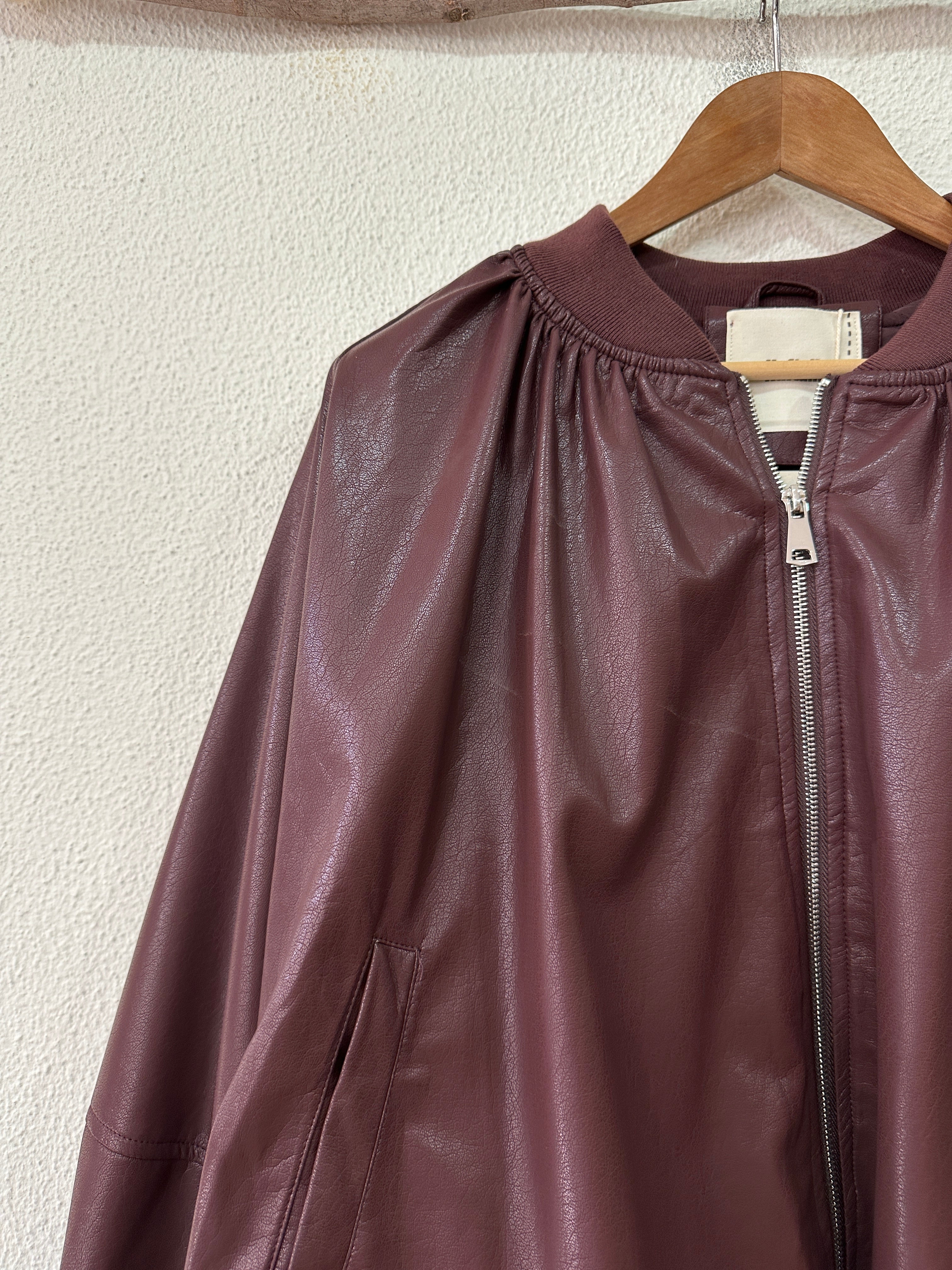 Bomber oversize em ecopele VINO