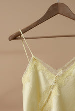 Carregar imagem no visualizador da galeria, Top assimétrico acetinado c/ renda TULIP
