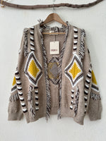 Load image in the gallery viewer,Casaco de malha étnico c/franjas KYRA
