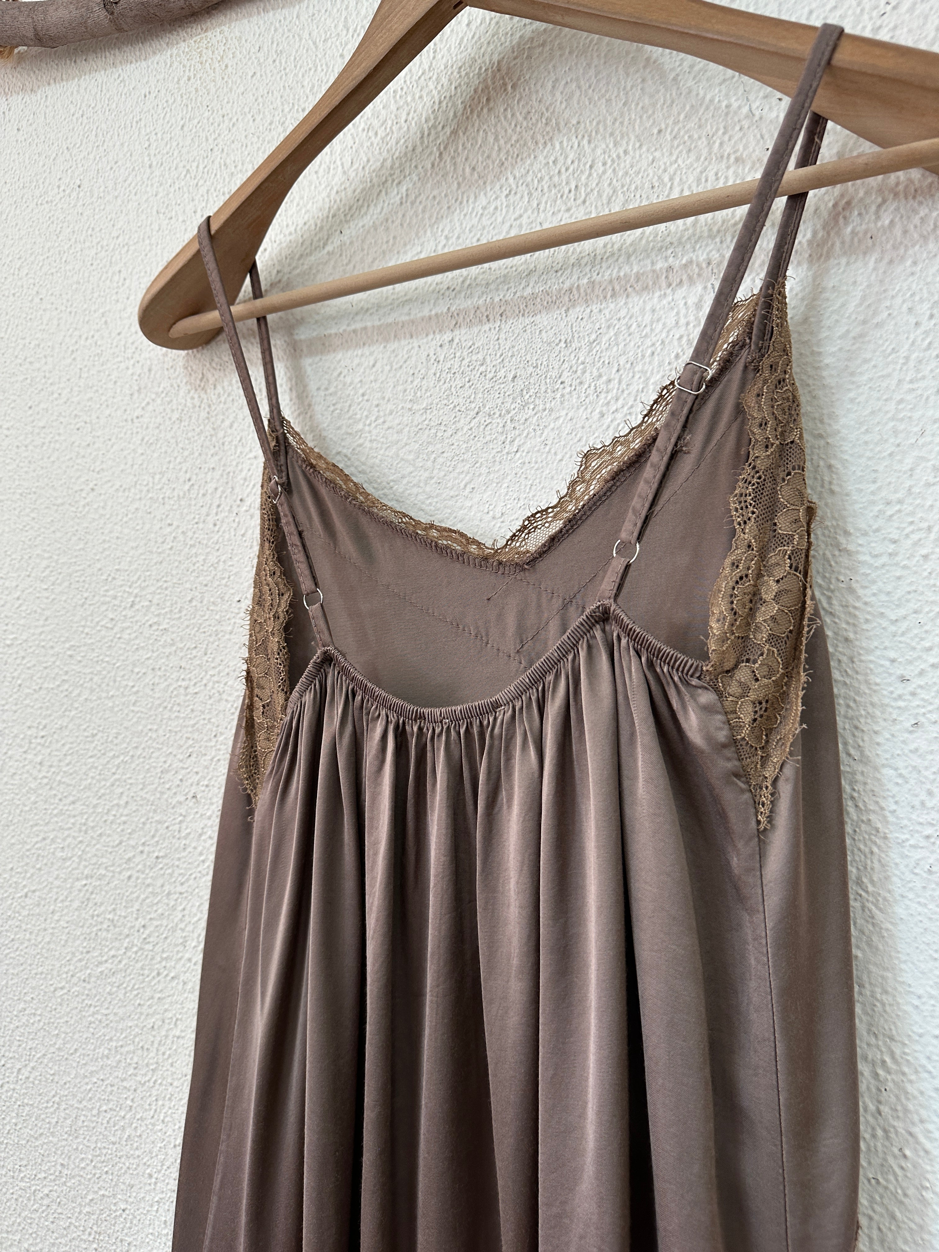 Túnica assimétrica em cetim c/ renda SOPHISTICATED