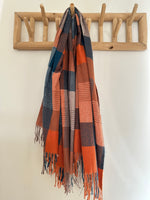 Carregar imagem no visualizador da galeria, Encharpe c/franjas FOX
