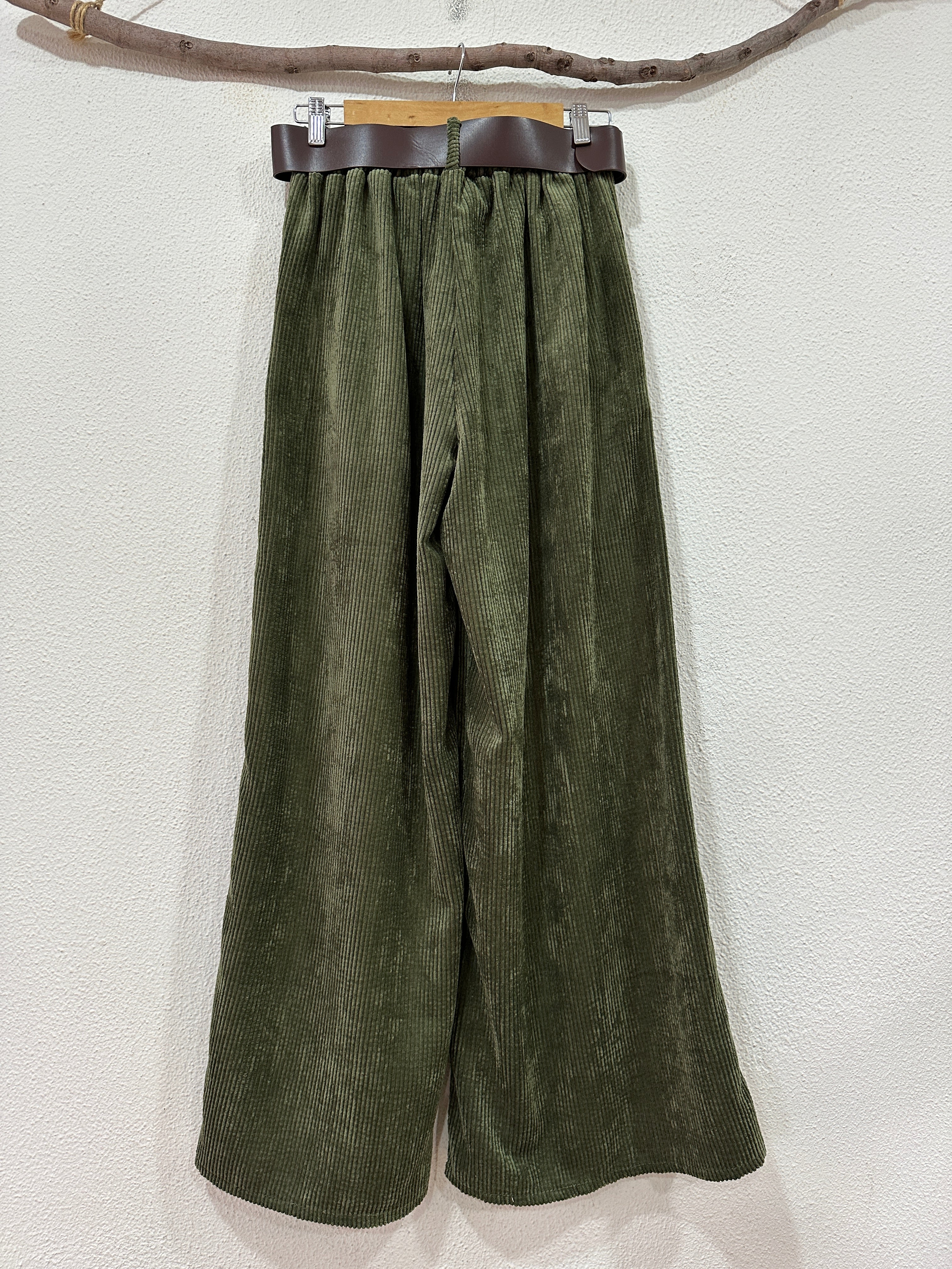 Calças maleáveis tipo bombazina c/cinto EUCALIPTUS