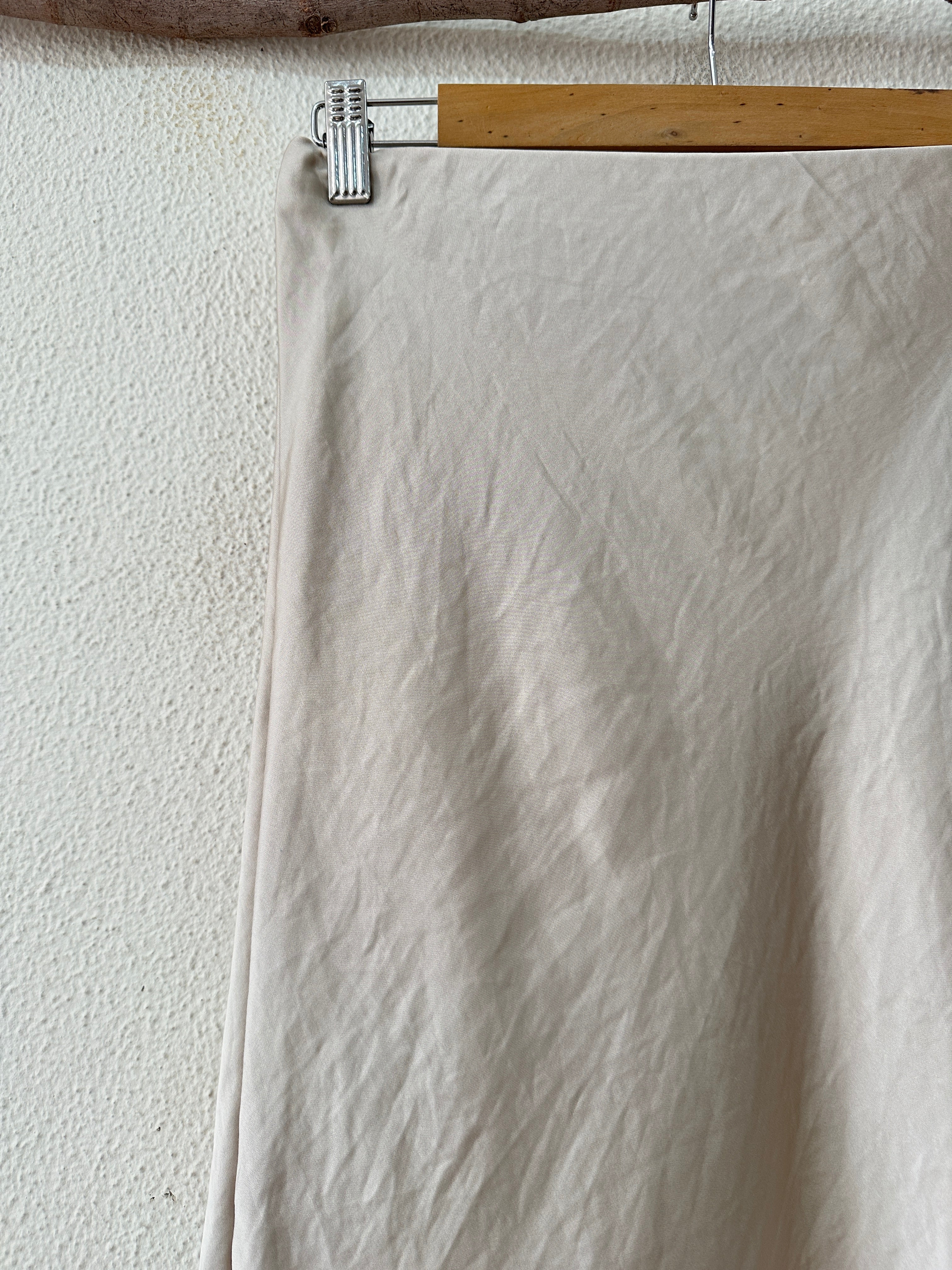 Saia acetinada c/ renda e corte em viés EMMA