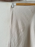 Load image in the gallery viewer,Saia acetinada c/ renda e corte em viés EMMA
