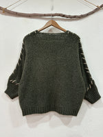 Load image in the gallery viewer,Camisola de malha c/ aplicação e presponto dourado SPARKLE
