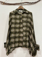 Load image in the gallery viewer,Camisa oversize c/ lã IRISH
