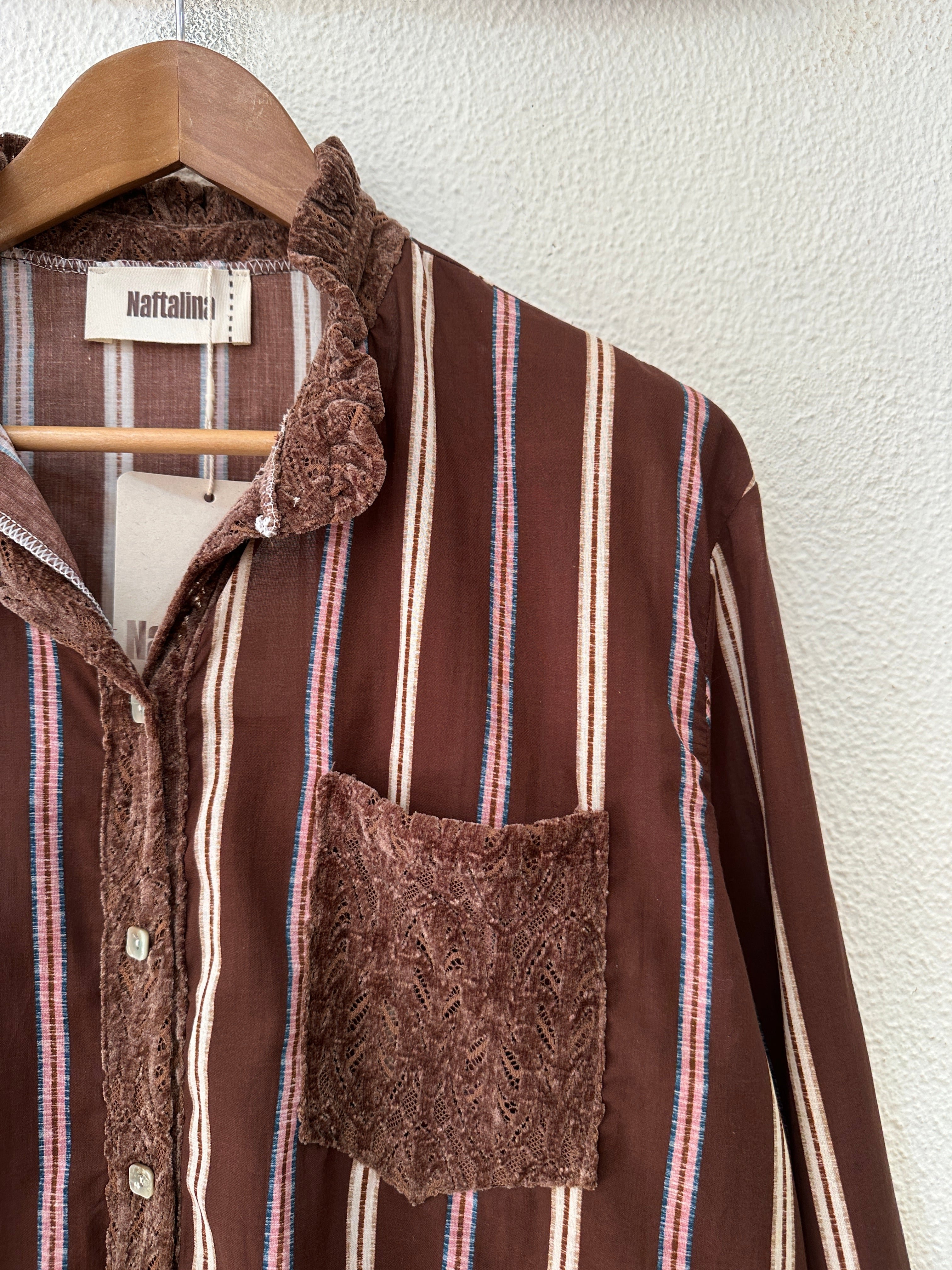 Camisa c/ detalhe de renda aveludada YVETTE