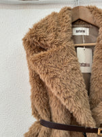 Carregar imagem no visualizador da galeria, Colete em imitação de pelo c/ forro e cinto KAZAN
