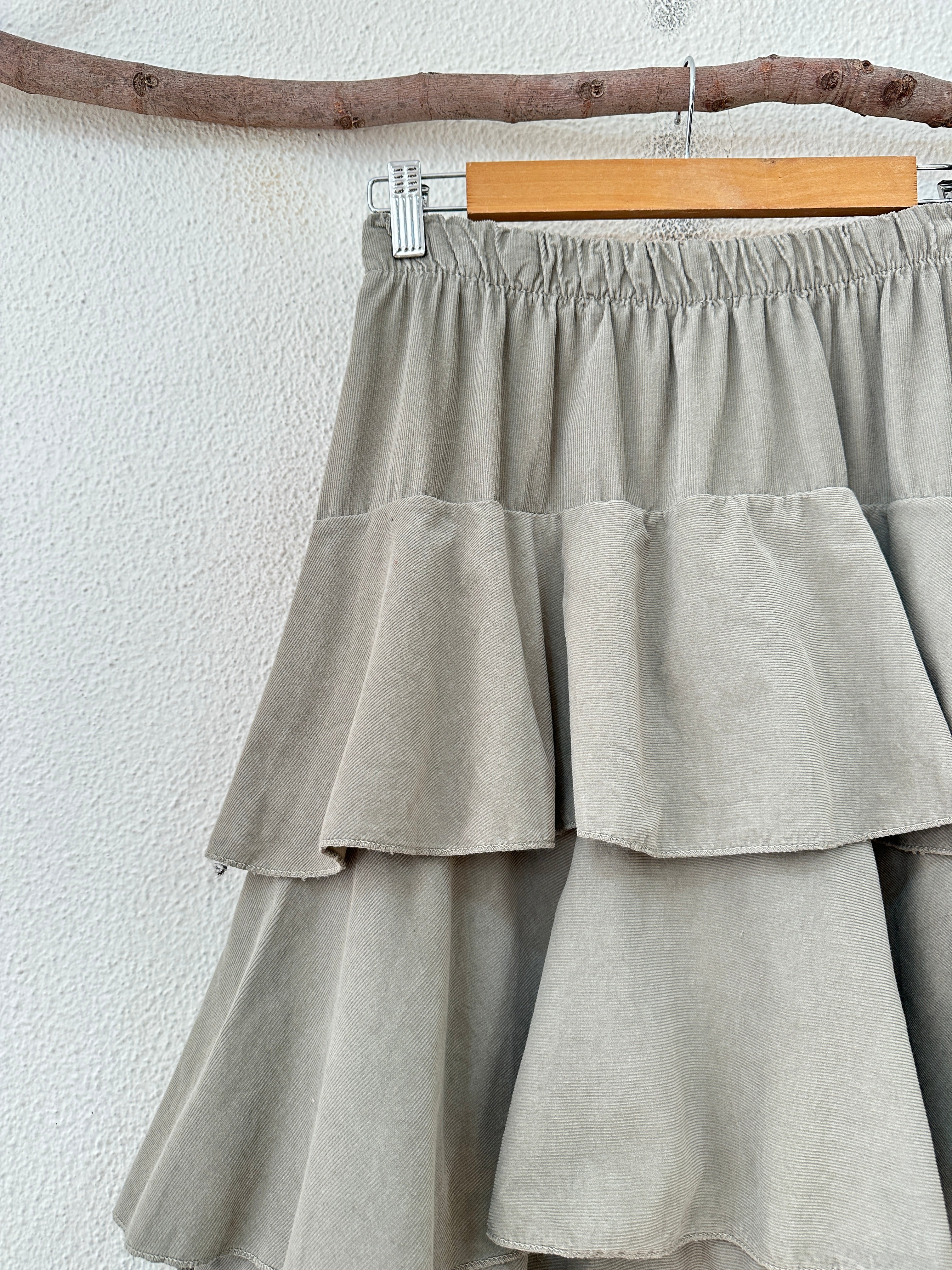 Saia em microbombazina c/ folhos ASPEN