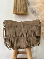 Carregar imagem no visualizador da galeria, Mala em camurça com franjas RAVENA
