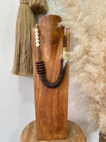Carregar imagem no visualizador da galeria, Colar c/madeira CANNES

