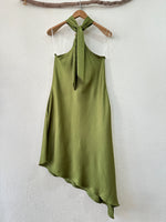 Chargez l'image dans la visionneuse de la galerie,Vestido acetinado c/ decote em halter e acessório HYPNOSIS
