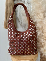 Carregar imagem no visualizador da galeria, Mala de ombro em pele c/tachas MORANI
