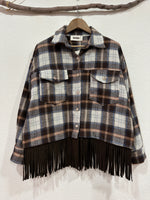 Load image in the gallery viewer,Camisa oversize em fazenda c/franjas GLASGOW
