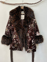 Load image in the gallery viewer,Casaco em veludo bordado c/pêlo PENÉLOPE
