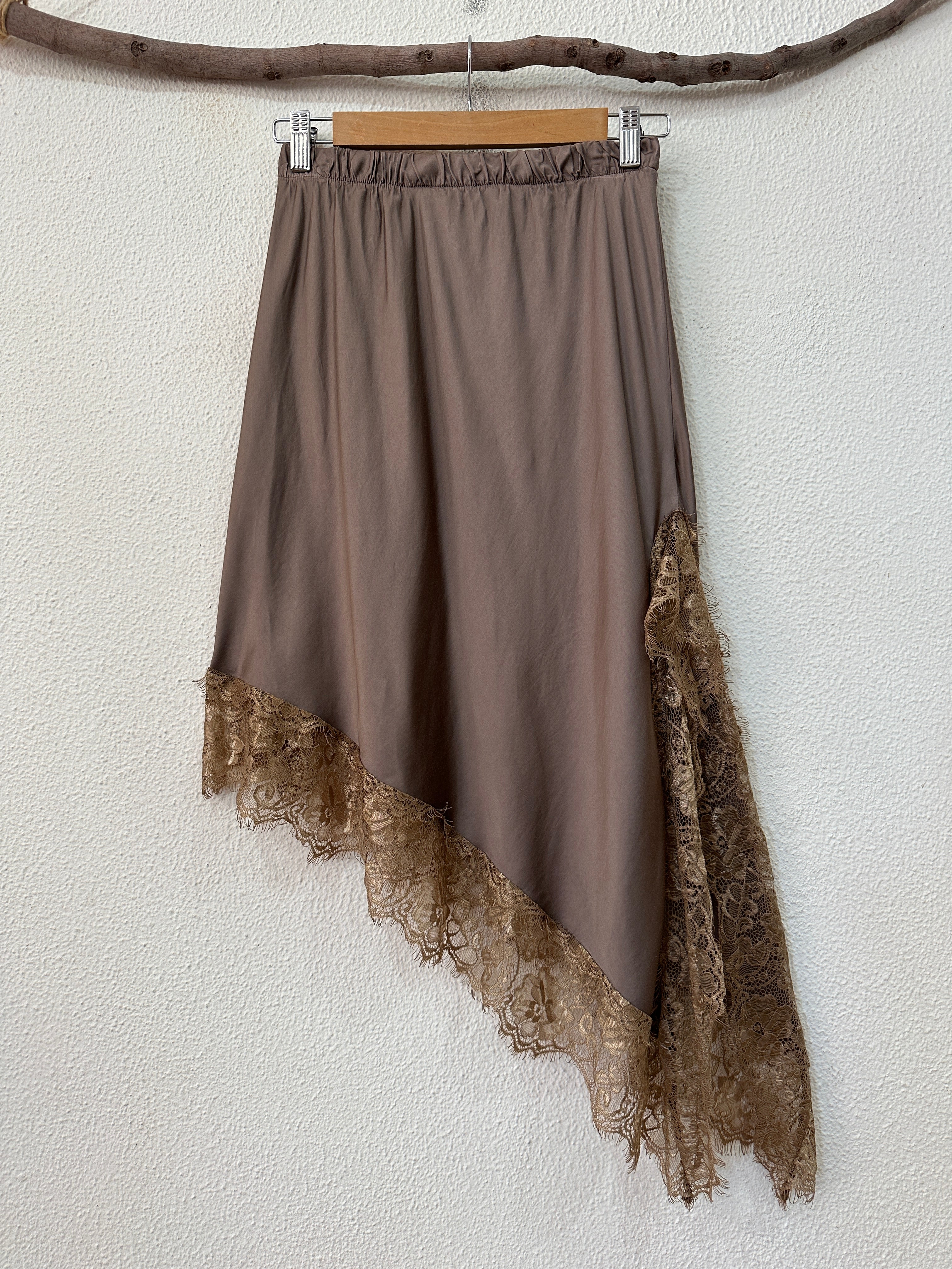 Saia em cetim assimétrica c/ renda SOPHISTICATED