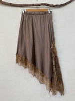 Load image in the gallery viewer,Saia em cetim assimétrica c/ renda SOPHISTICATED
