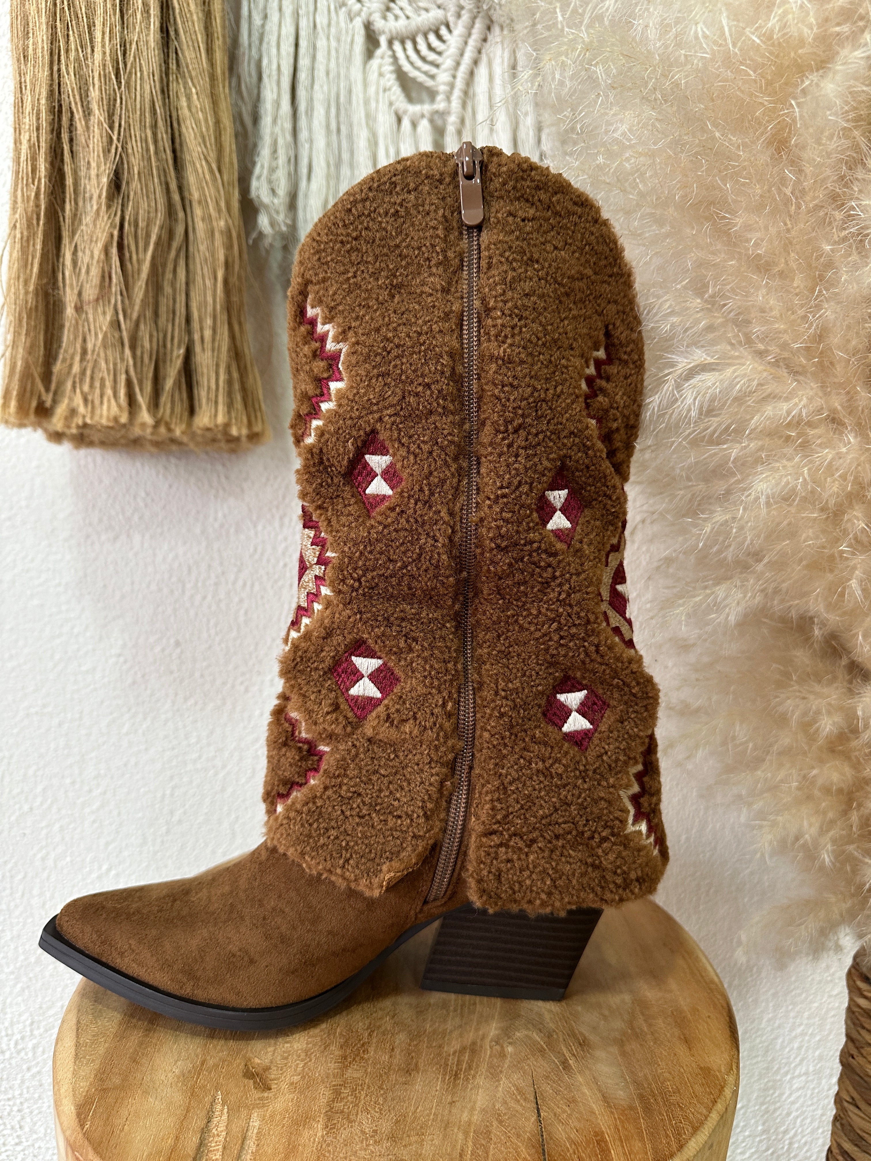 Botas c/polaina em pêlo bordado MOUNTAIN